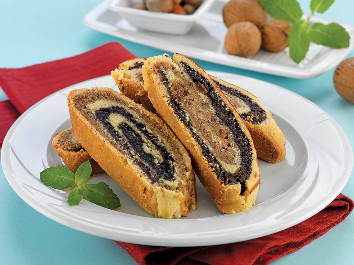 Снаружи ореховый, внутри маковый штрудель