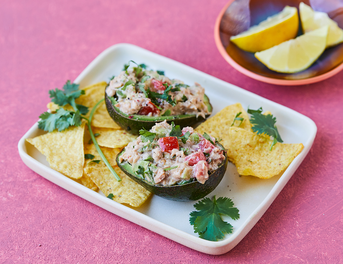 Avokádós tonhalsaláta avokádóban tálalva 