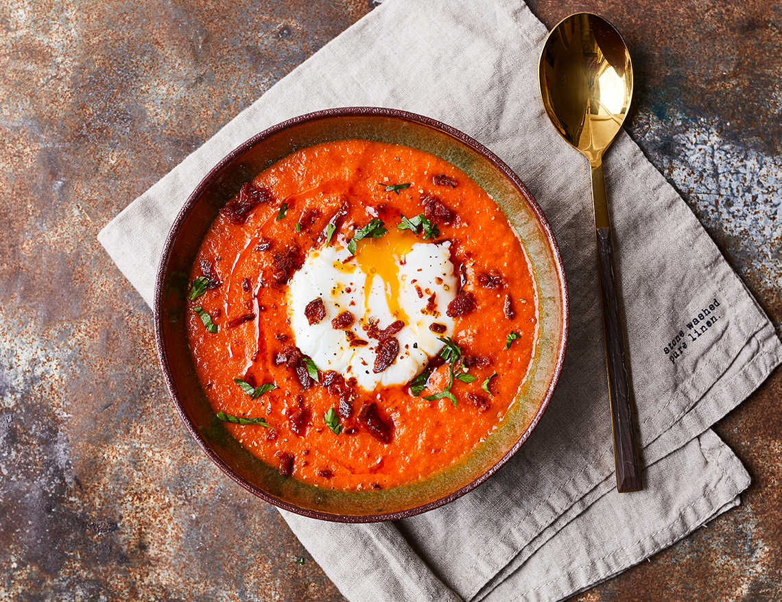 Lecsókrémleves - buggyantott tojással - kolbászmorzsával 